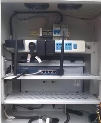 不銹鋼防水箱內(nèi)部結(jié)構(gòu)圖 不銹鋼防水箱內(nèi)部結(jié)構(gòu)圖